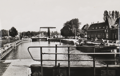 130374 Gezicht op Koninginnensluis te Vreeswijk, met op de voorgrond de Emmabrug en op de achtergrond de nieuwe ...
